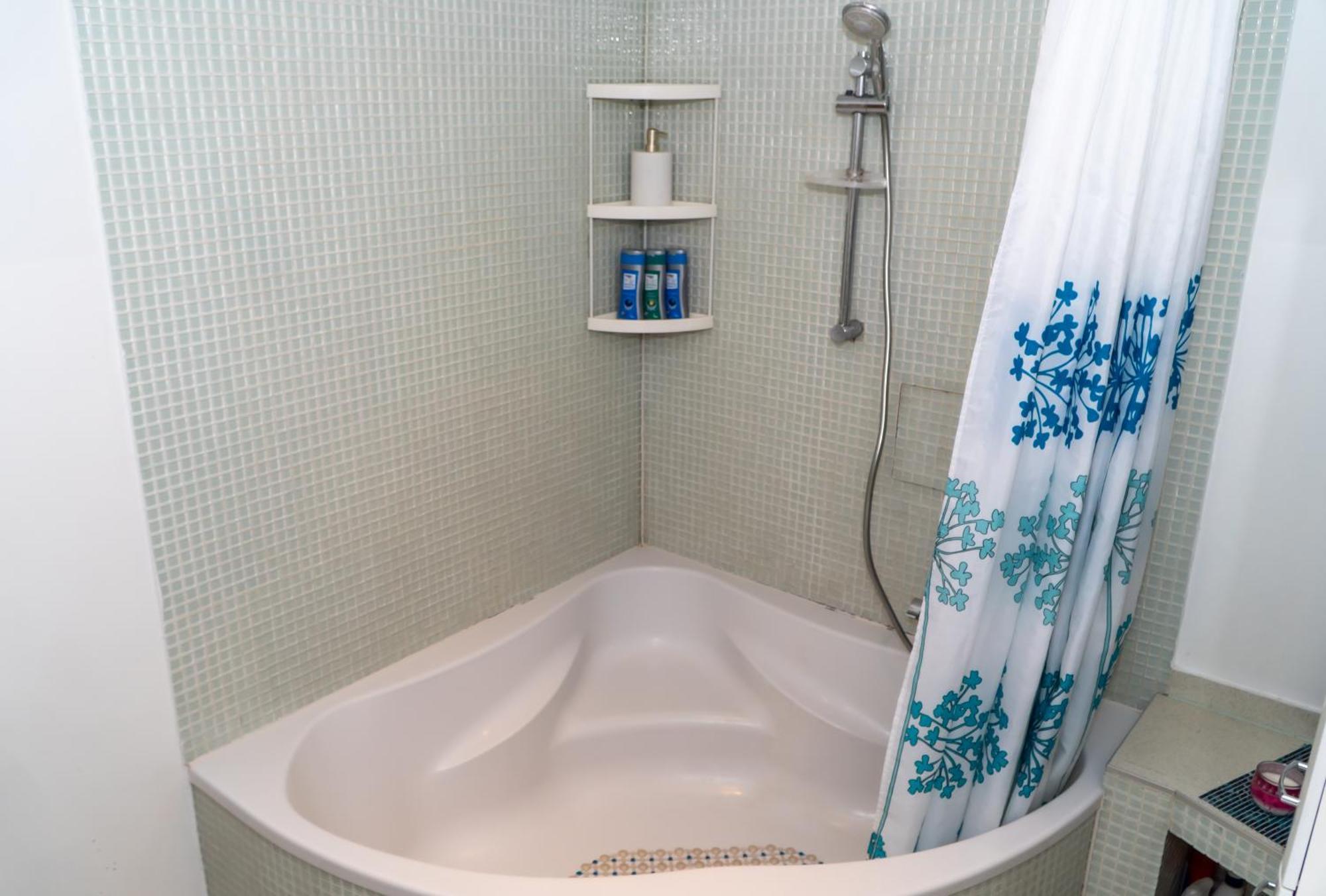 Spacious 5 Minutes To Wiener Stadthalle Apartment *