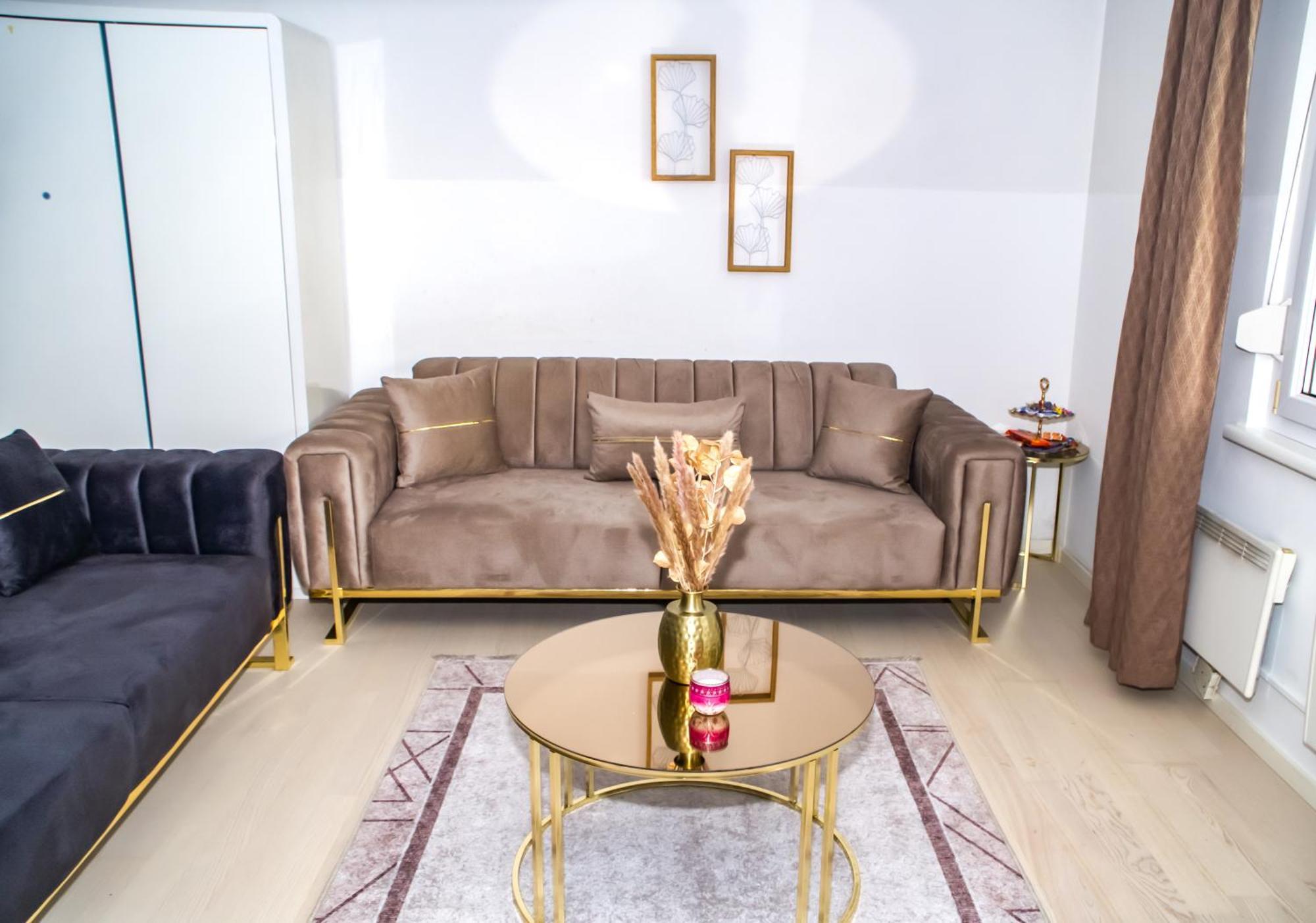 Spacious 5 Minutes To Wiener Stadthalle Apartment Wien