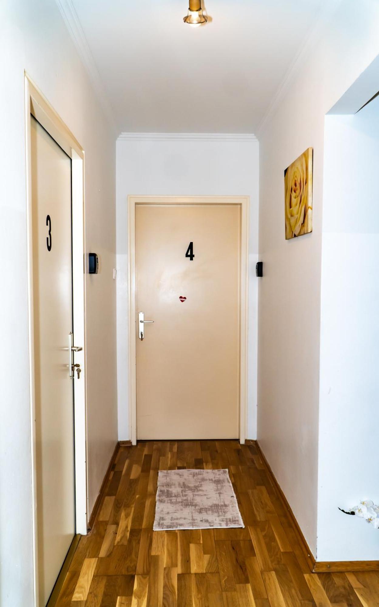 Spacious 5 Minutes To Wiener Stadthalle Apartment *
