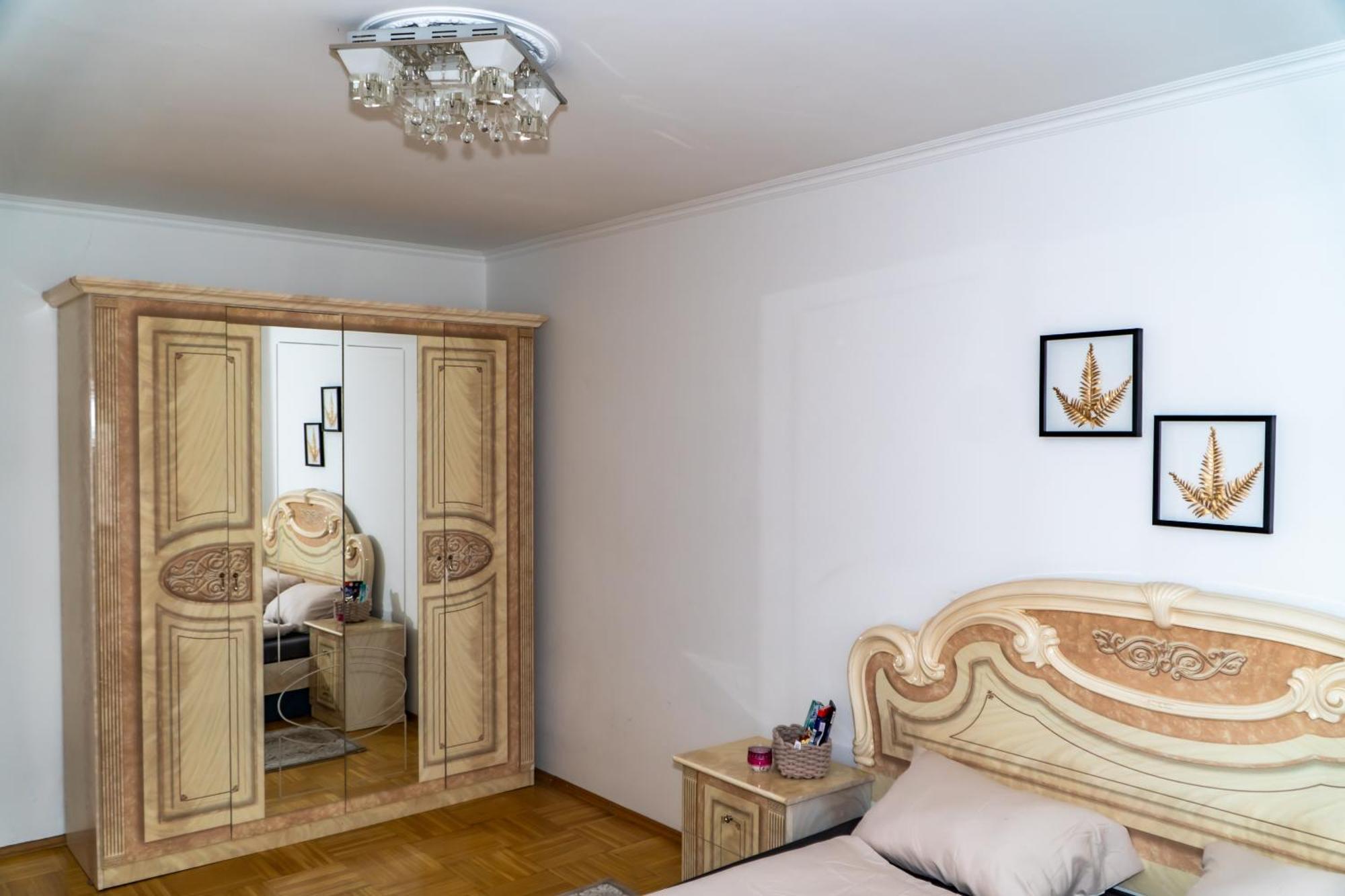 Spacious 5 Minutes To Wiener Stadthalle Apartment